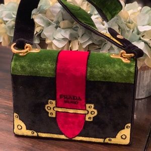 ❤️💯% Authentic & Amazing Prada Shoulder Bag